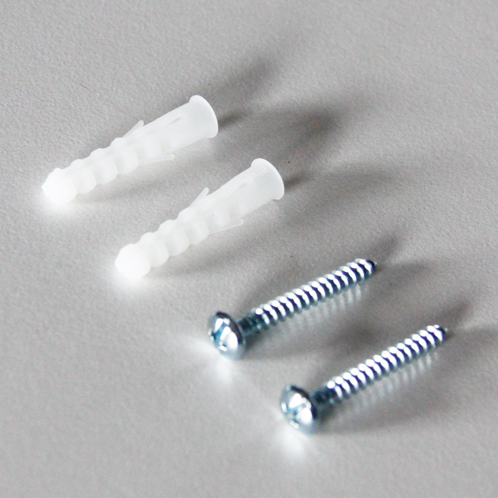 Vis de fixation murale et chevilles en plastique pour accrocher des tableaux.