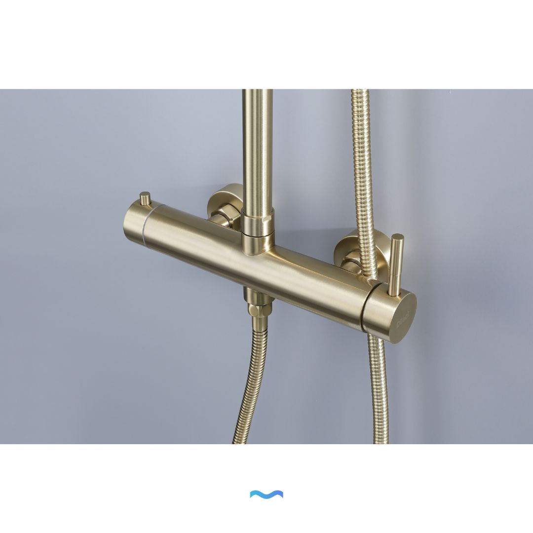 Colonne de douche or brossé : Mitigeur thermostatique de douche moderne avec pomme de douche à main et barre de douche réglable.