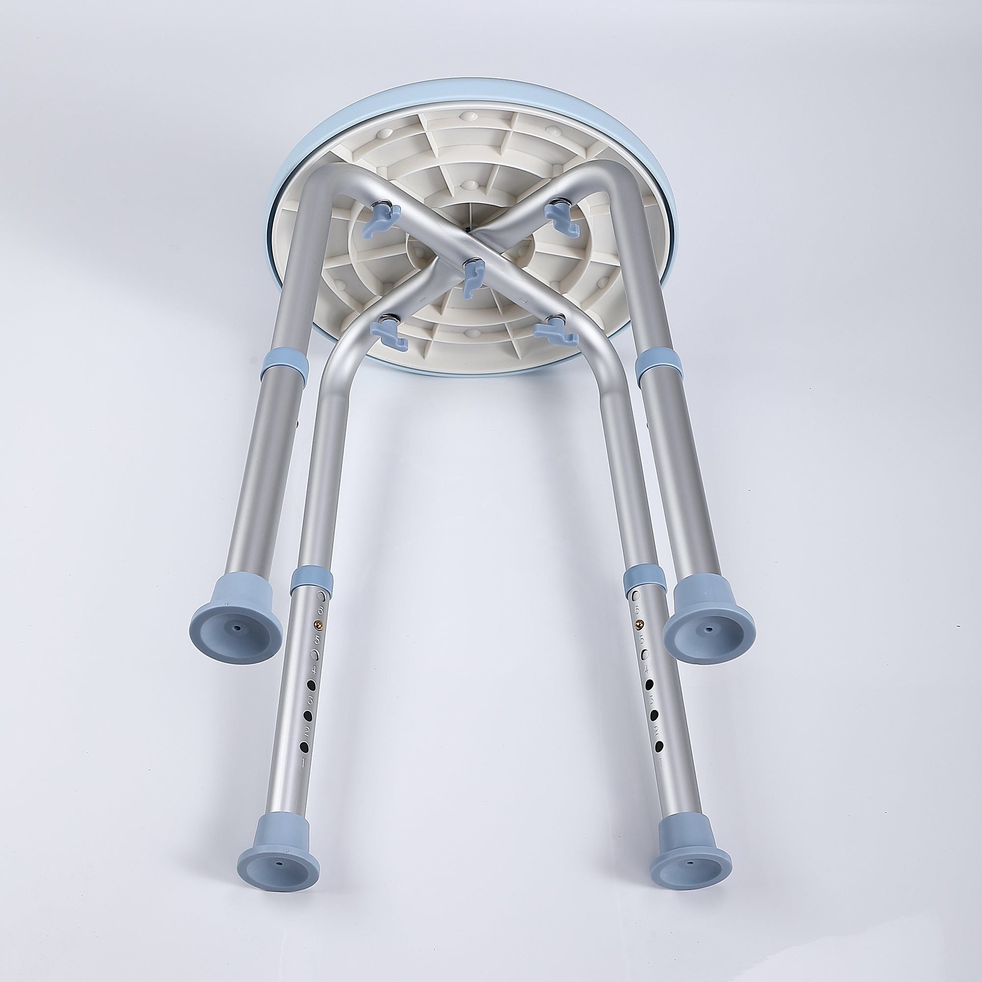 Tabouret de douche réglable en hauteur avec siège bleu et pieds en aluminium, idéal pour la sécurité de la salle de bain.
