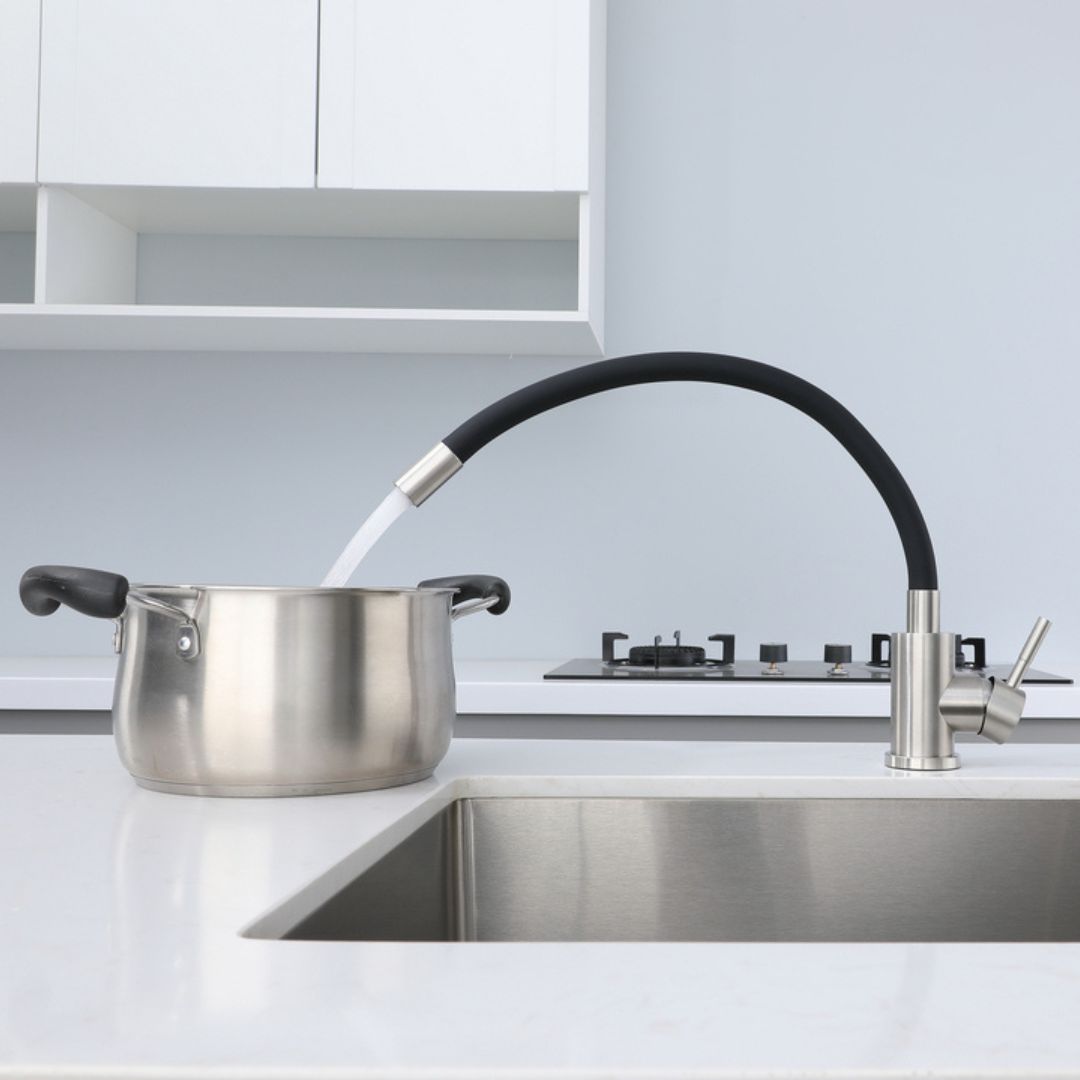 Robinet de cuisine chromé/noir avec bec flexible en col de cygne, remplissant une casserole