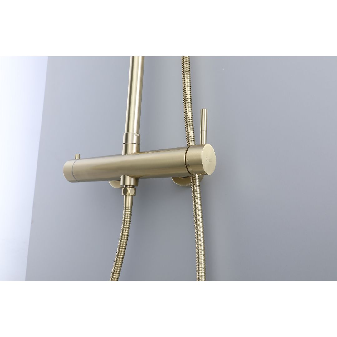 Colonne de douche or brossé : Mitigeur thermostatique de douche moderne avec douche de tête et douchette à main.