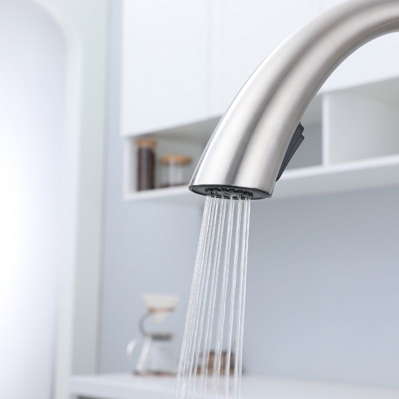 Robinet de cuisine contemporain en nickel brossé avec douchette extractible.