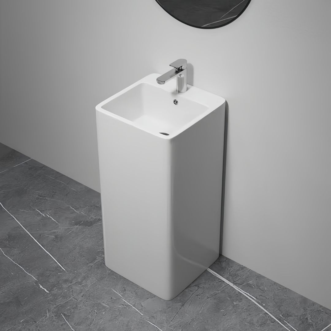 Lavabo Totem blanc carrée arrondie : Lavabo sur colonne carré blanc moderne avec coins arrondis et robinet chromé.