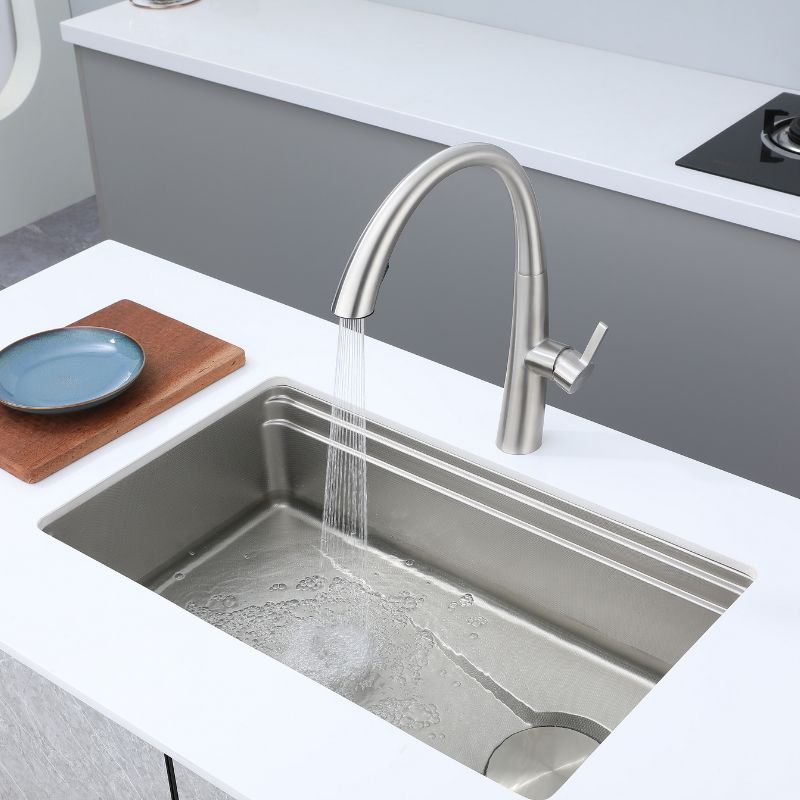 Robinet de cuisine contemporain en nickel brossé, bec à arc élevé, évier en acier inoxydable