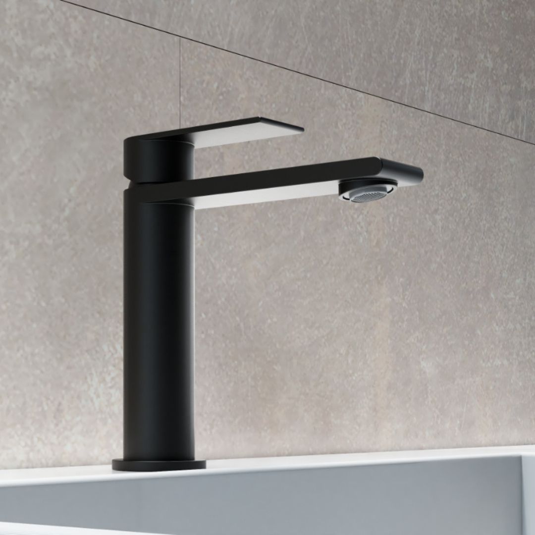 Robinet moderne haut couleur noir mat : Robinet moderne noir mat élégant au design épuré et minimaliste, parfait pour les salles de bains contemporaines.