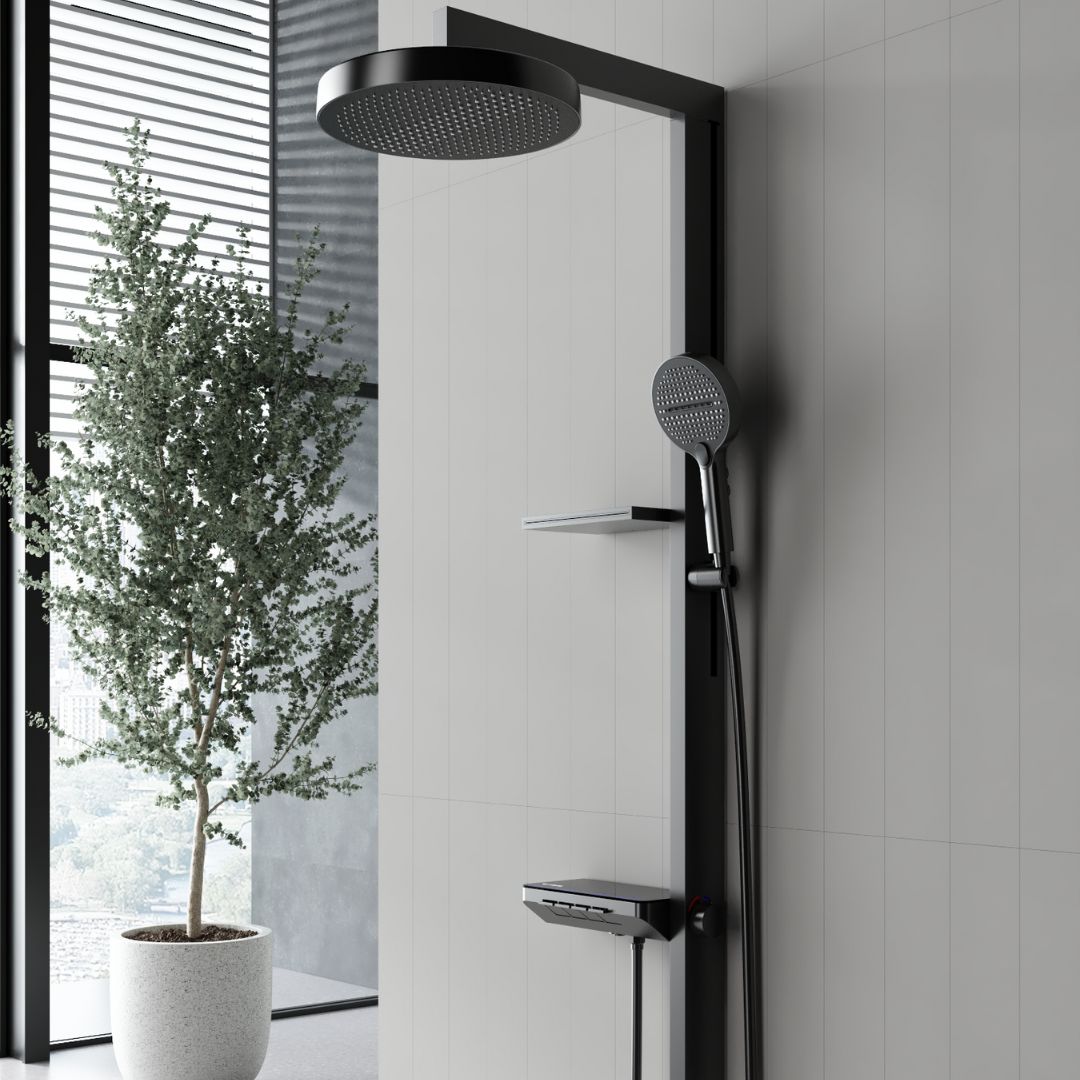 Colonne de douche moderne multifonction gris métallisé avec pommeaux de douche suspendus et à main, étagère et commande thermostatique.