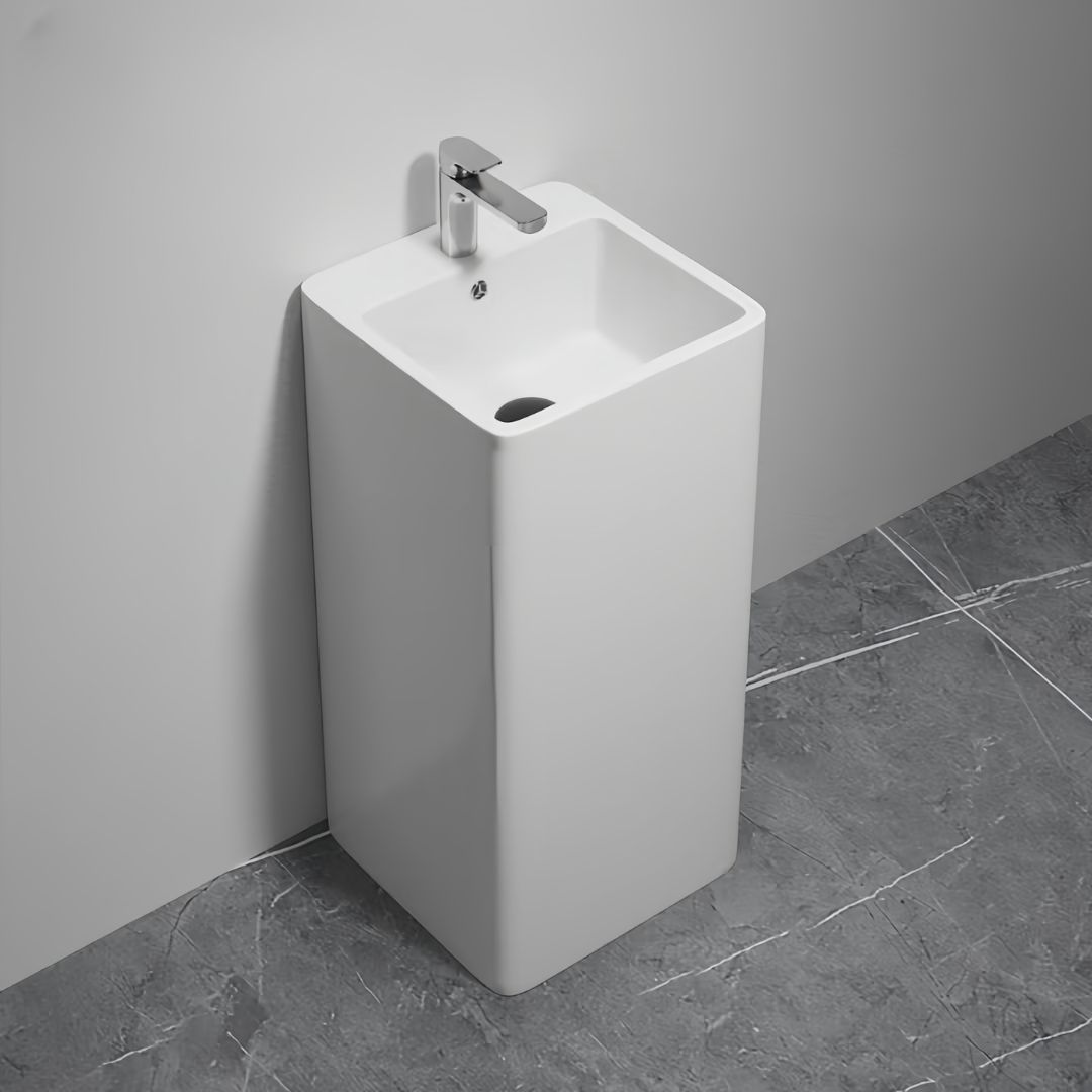 Lavabo Totem blanc carrée arrondie : Lavabo sur colonne carré blanc moderne avec coins arrondis et robinet chromé.