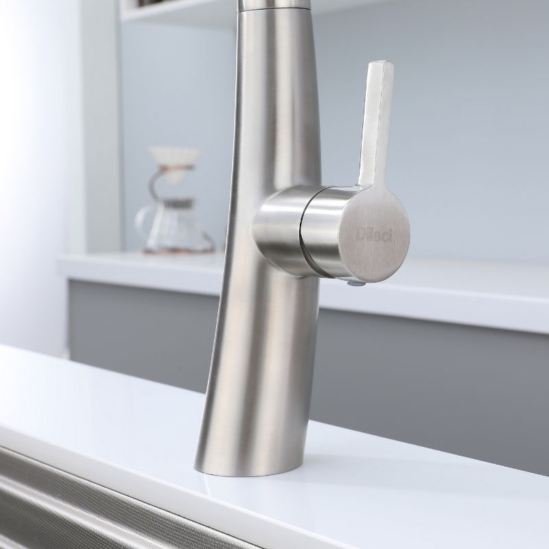 Robinet de cuisine contemporain en nickel brossé, doté d'un design incurvé élégant et d'une poignée à levier.