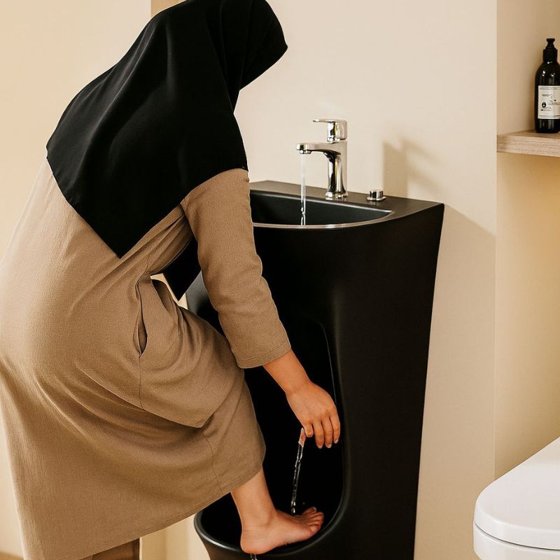 Lavabo d'ablutions : Bassin de lavage des pieds noir pour les ablutions, parfait pour la purification rituelle.