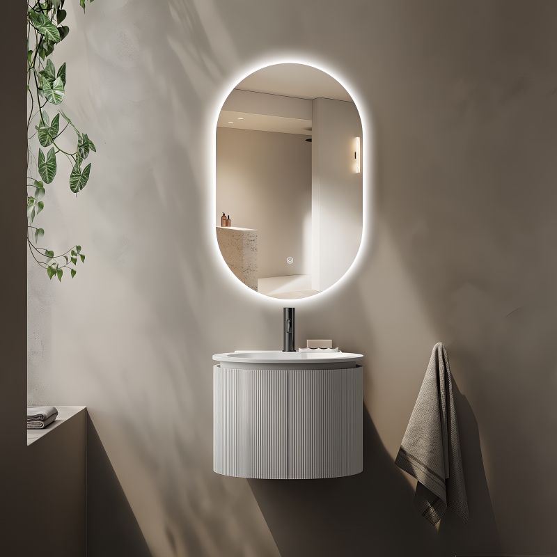 Miroir ovale LED 50x80cm : Miroir de salle de bain ovale moderne avec éclairage LED intégré, au dessus d'un meuble vasque blanc avec meuble nervuré.