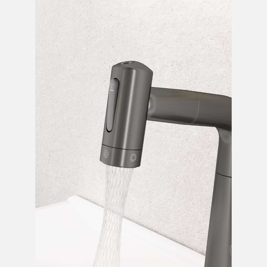 Robinet multifonction salle de bain gris métallisé : Robinet de salle de bain gris métallisé avec douchette extractible et commandes à double fonction.