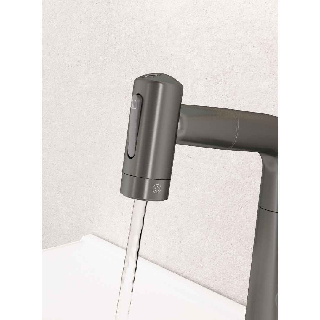 Robinet multifonction salle de bain gris métallisé : Robinet de salle de bain moderne gris métallisé avec douchette extractible et commandes faciles à utiliser.
