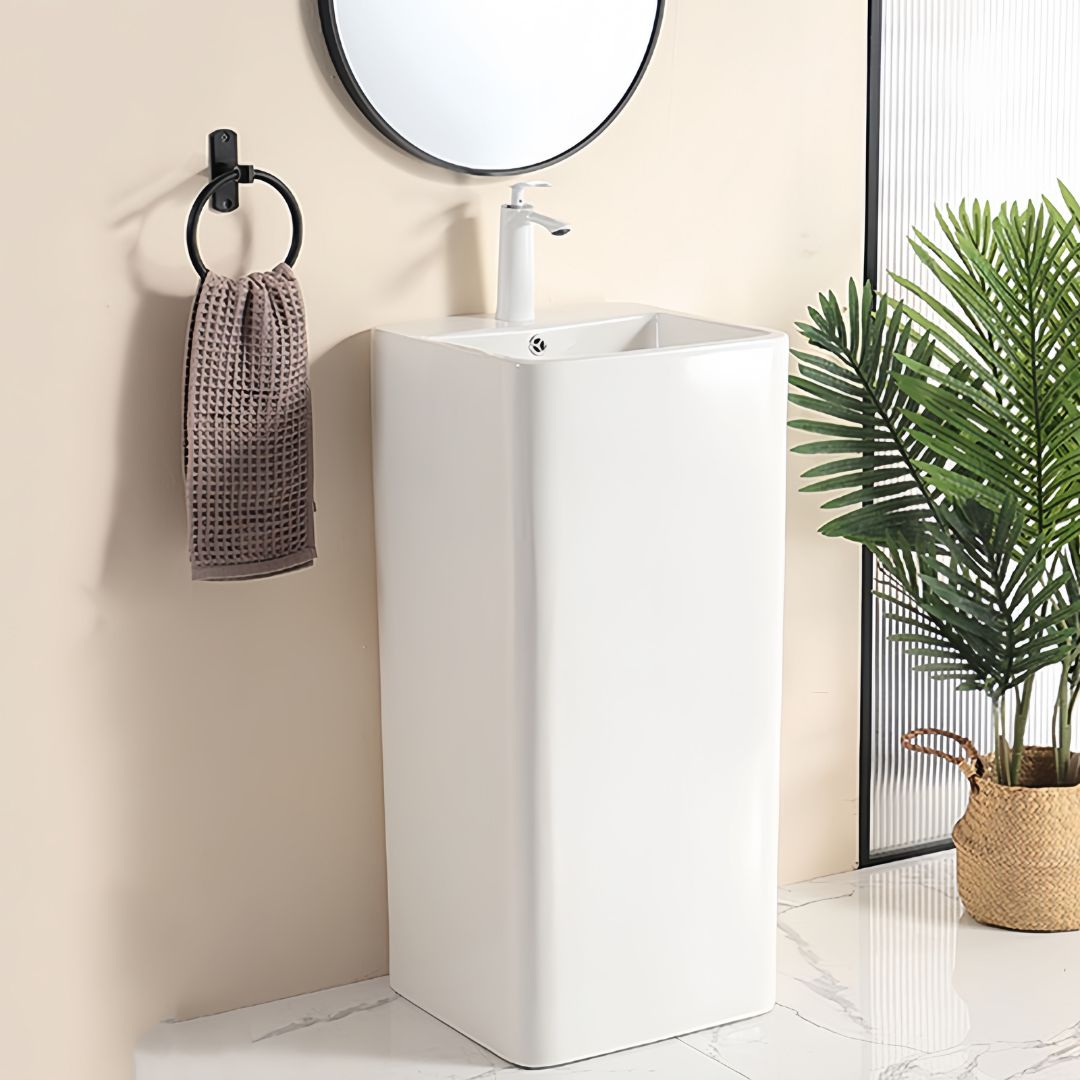 Lavabo Totem blanc carrée arrondie : Lavabo sur pied moderne en céramique blanche avec vasque carrée, parfait pour les petites salles de bain.