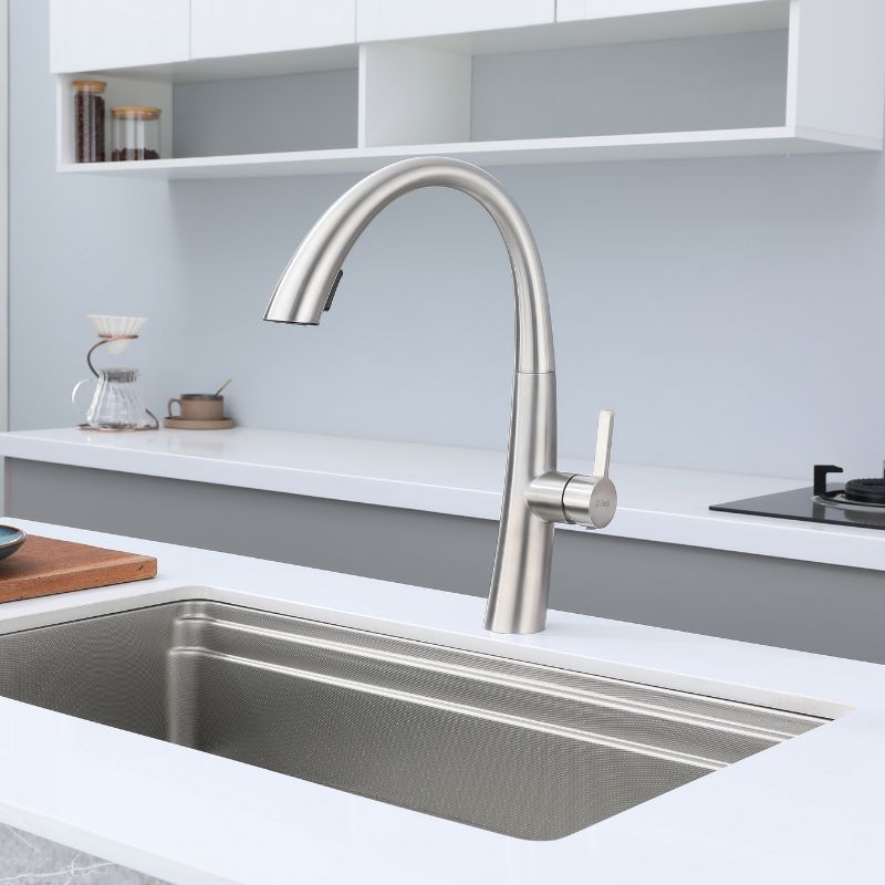 Robinet de cuisine contemporain en nickel brossé : design col de cygne à grand arc et poignée à levier unique. Style moderne.