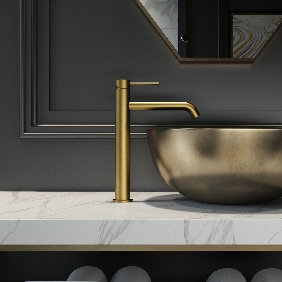 Robinet de salle de bain doré avec bec haut, design moderne et comptoir en marbre