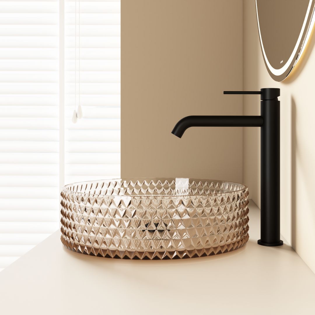 Robinet à bec haut noir mat avec un élégant lavabo en verre géométrique