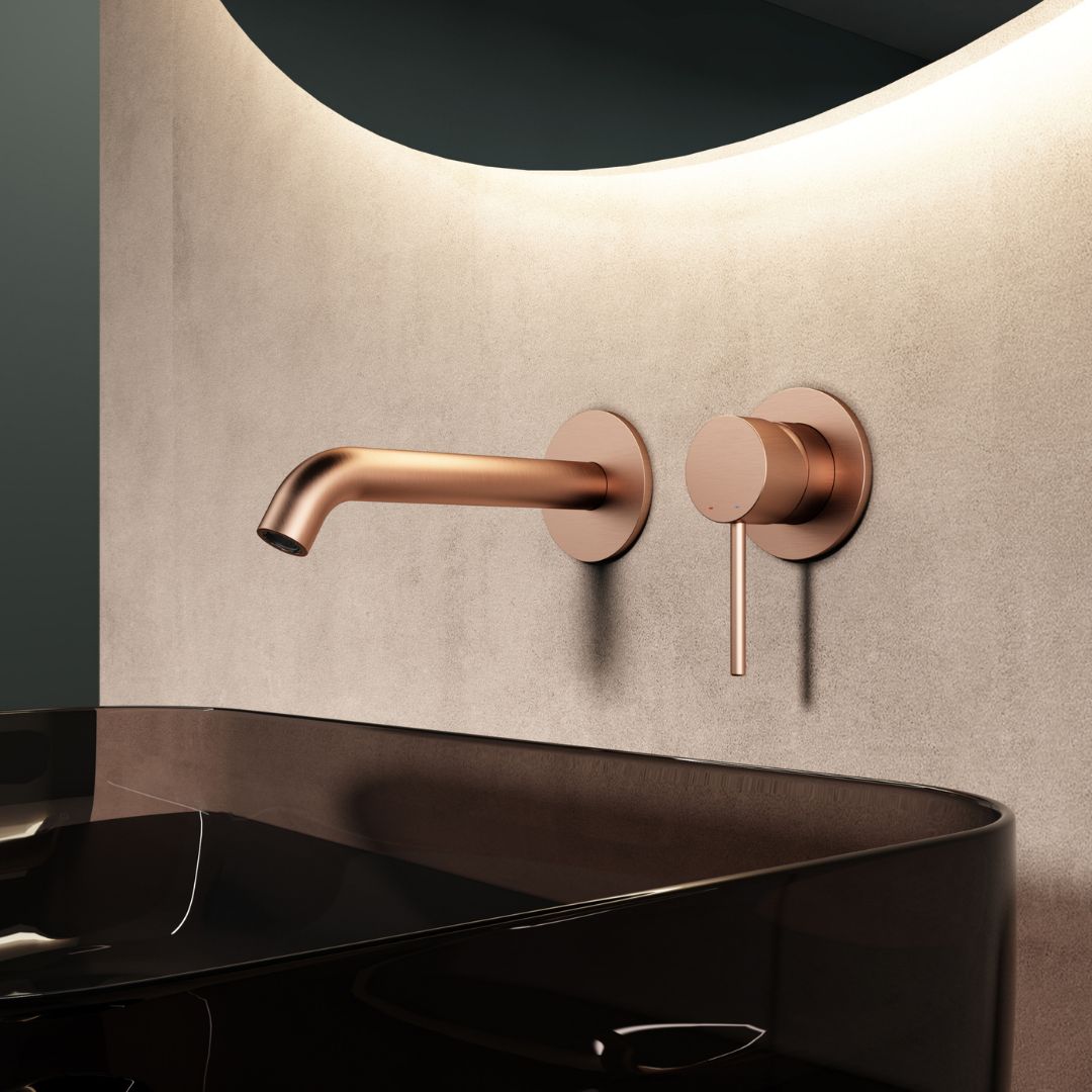 Robinet thermostatique mural en cuivre avec bec courbé et bouton de contrôle de température séparé.