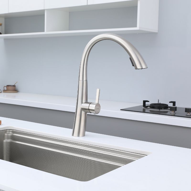 Robinet de cuisine contemporain en nickel brossé, avec col de cygne à grand arc et poignée à levier unique. Idéal pour les cuisines modernes.