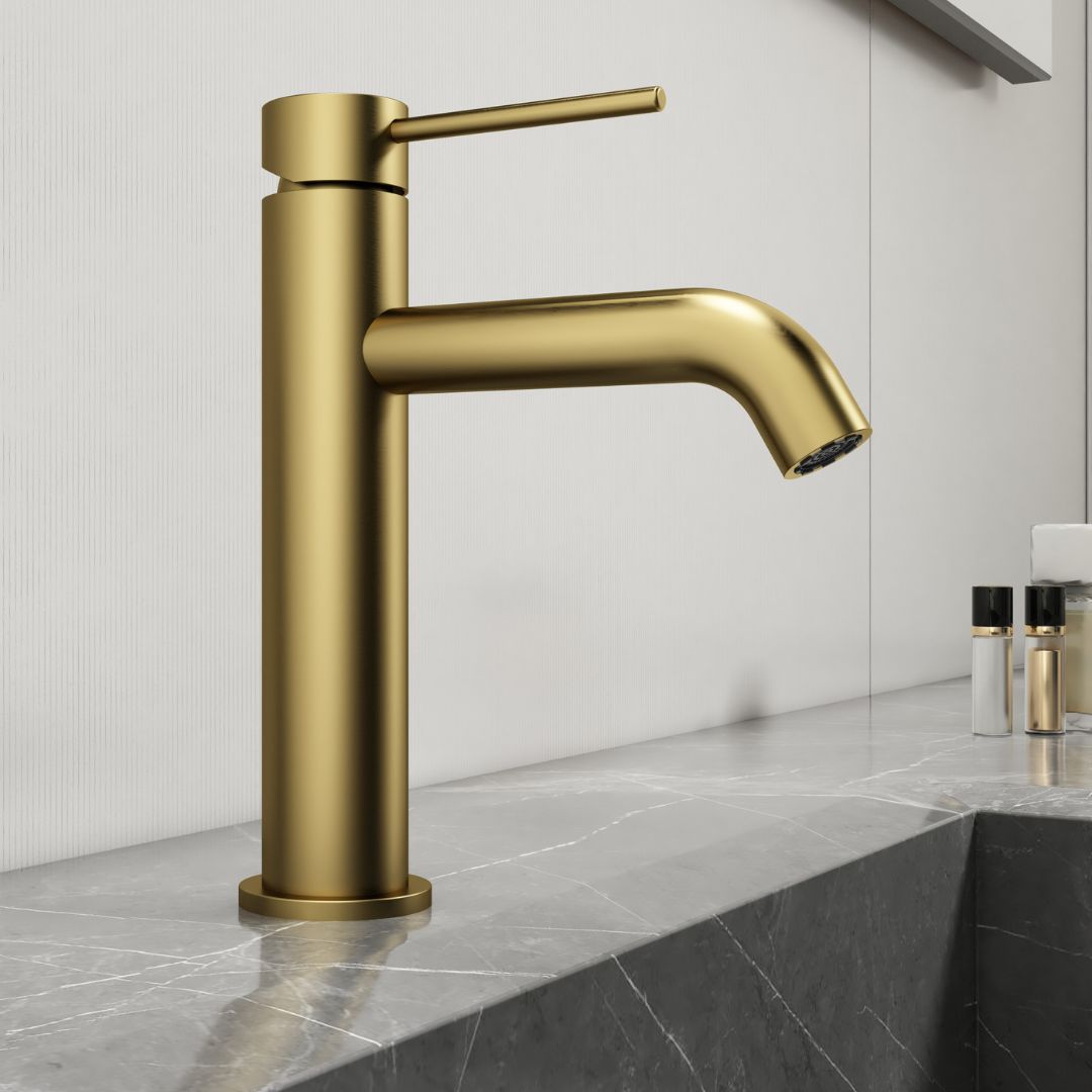 Robinet de lavabo doré à bec haut. Style moderne et luxueux.