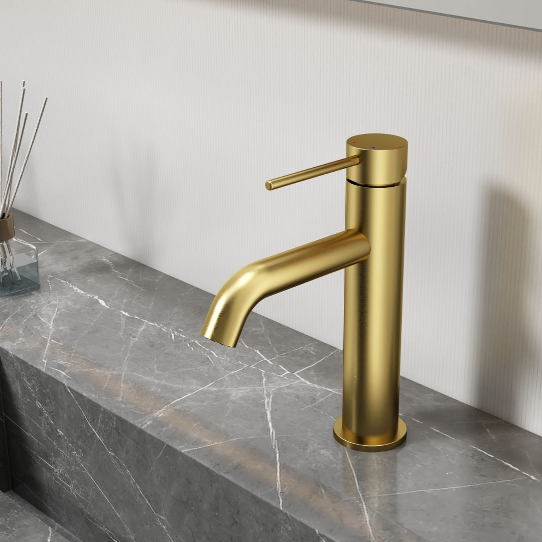 Robinet de salle de bain doré avec bec haut et design cylindrique. Moderne et élégant.