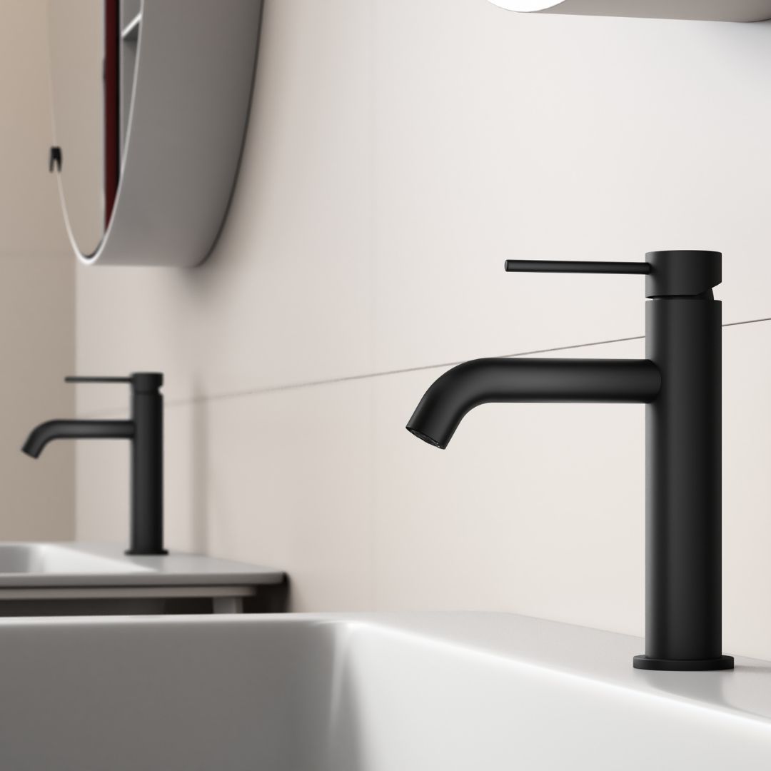 Robinet de lavabo de salle de bain noir mat, design moderne à levier unique.