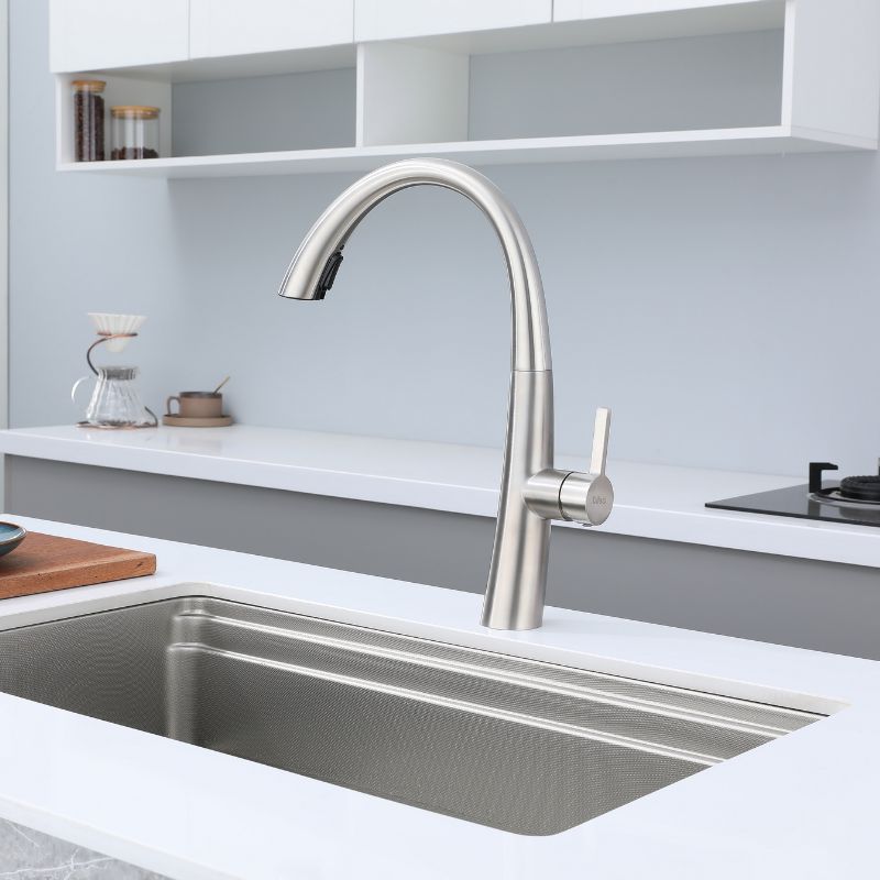 Robinet de cuisine contemporain en nickel brossé avec bec col de cygne à grand arc et douchette extractible. Robinet de Cuisine Contemporain – Nickel Brossé/Chrome