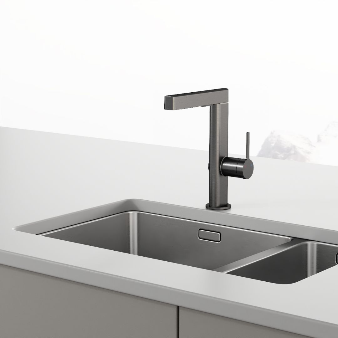 Robinet moderne multifonction gris métalisé: Élégant robinet de cuisine en métal gris, design moderne, mitigeur.