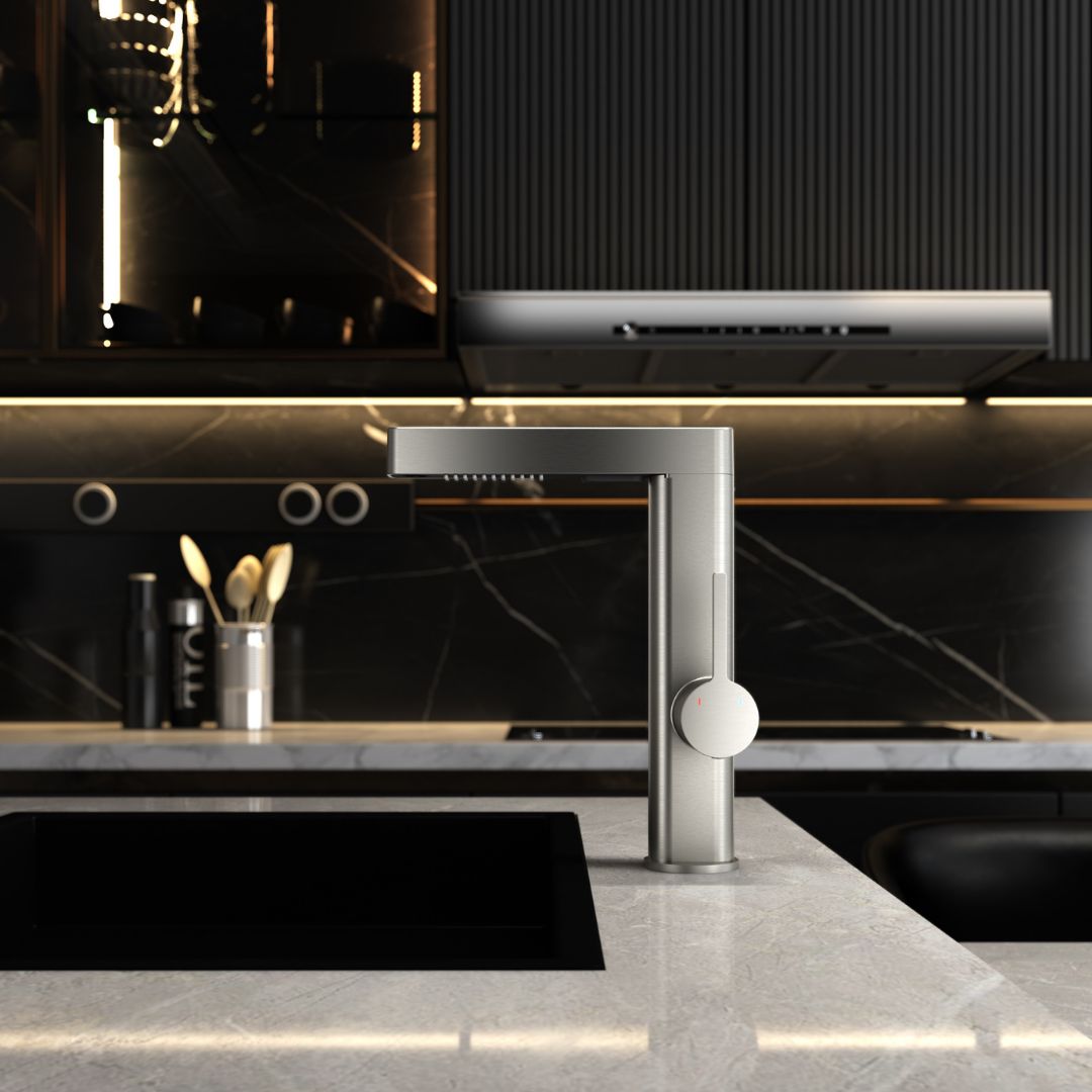 Robinet moderne multifonction gris métalisé: Élégant robinet de cuisine en métal gris, design moderne et minimaliste, avec bec pivotant et commandes intégrées.