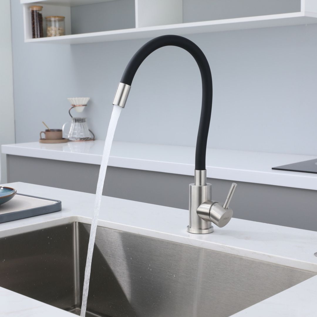 Robinet de cuisine chromé/noir avec bec flexible : Design moderne, finition élégante en acier inoxydable et noir, idéal pour les cuisines contemporaines.