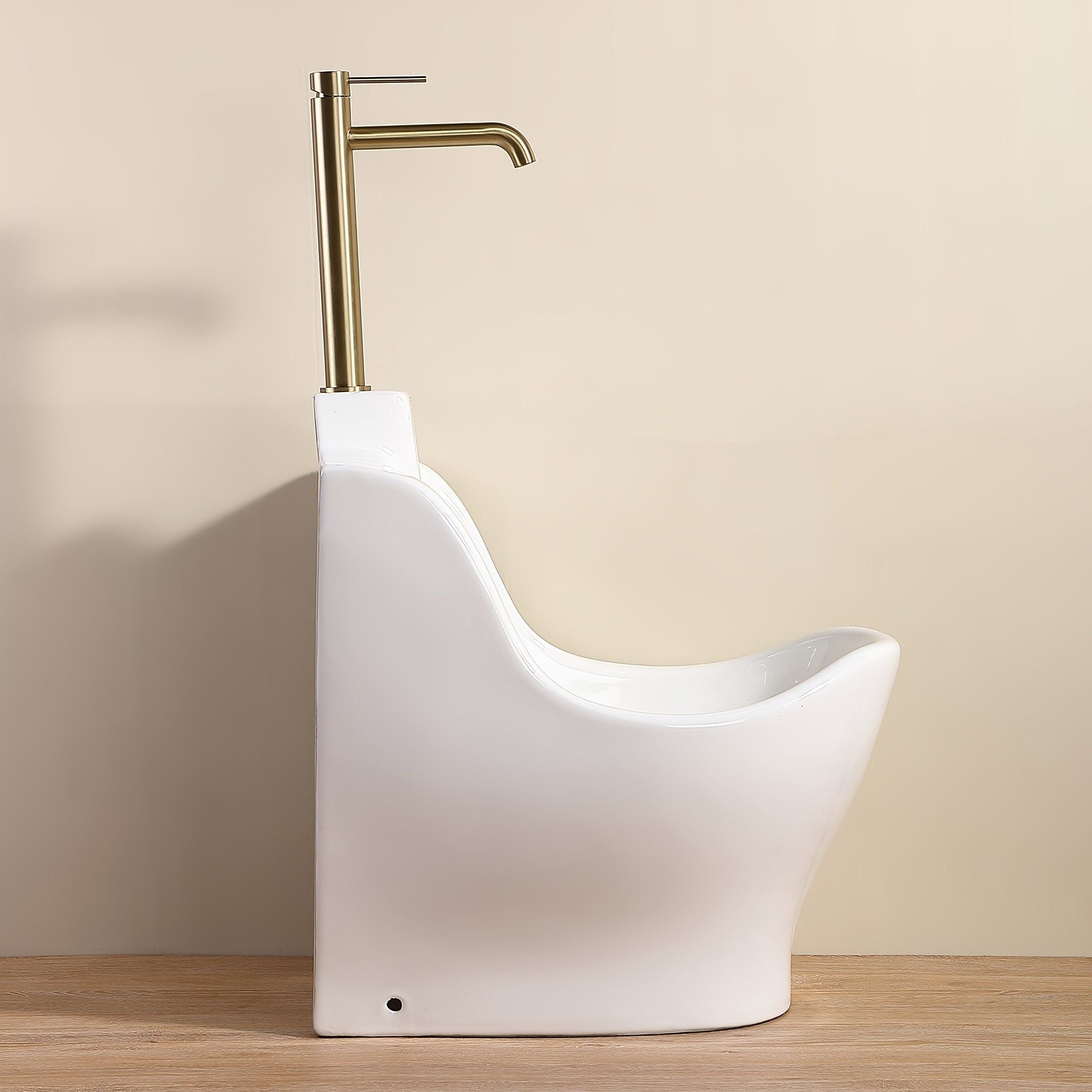 Bassin d'ablution Oran : Élégant bassin de wudu en céramique blanche avec un robinet doré moderne, parfait pour un montage mural.