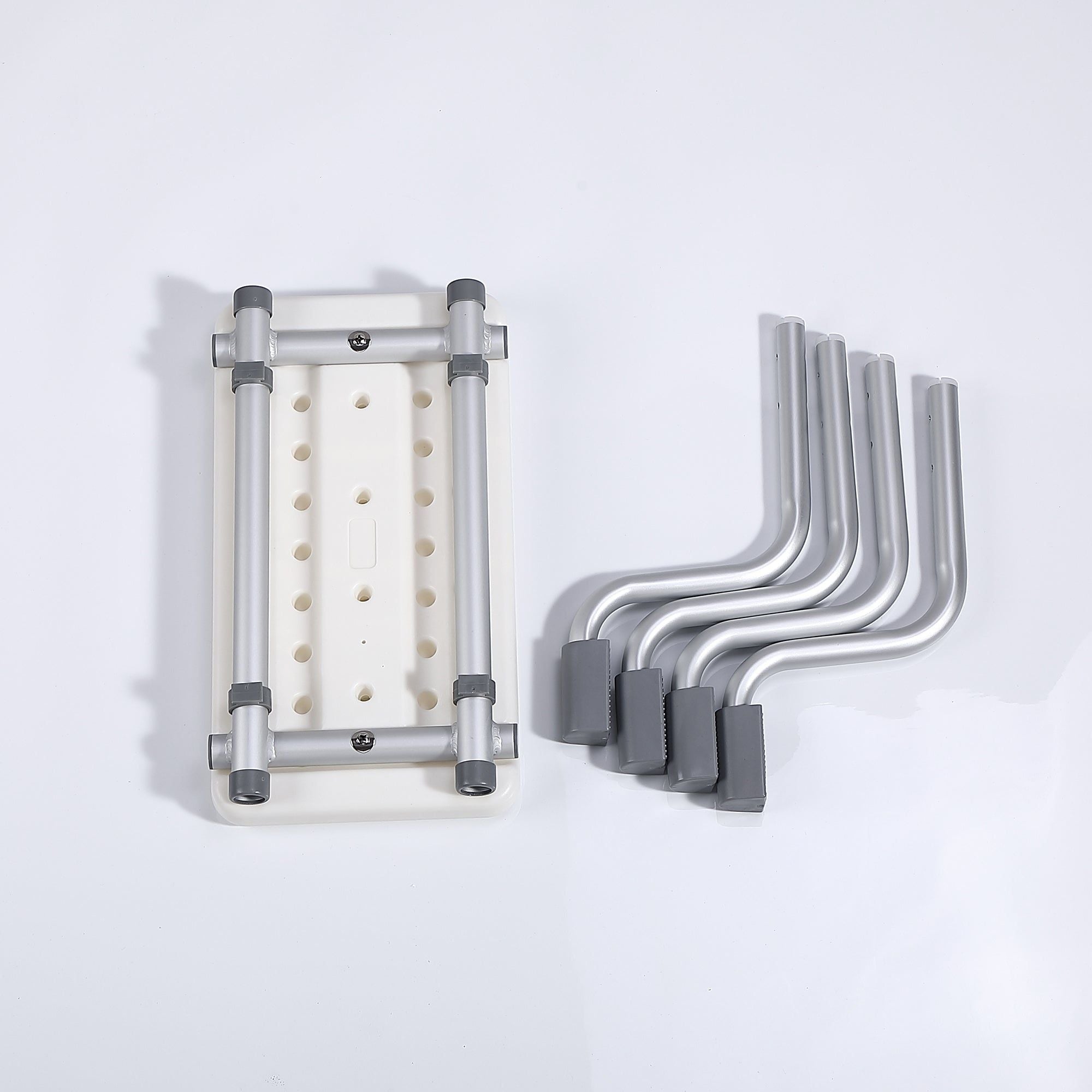 Siège de baignoire : Chaise de douche réglable avec pieds en aluminium et siège en plastique perforé pour plus de sécurité et de confort.