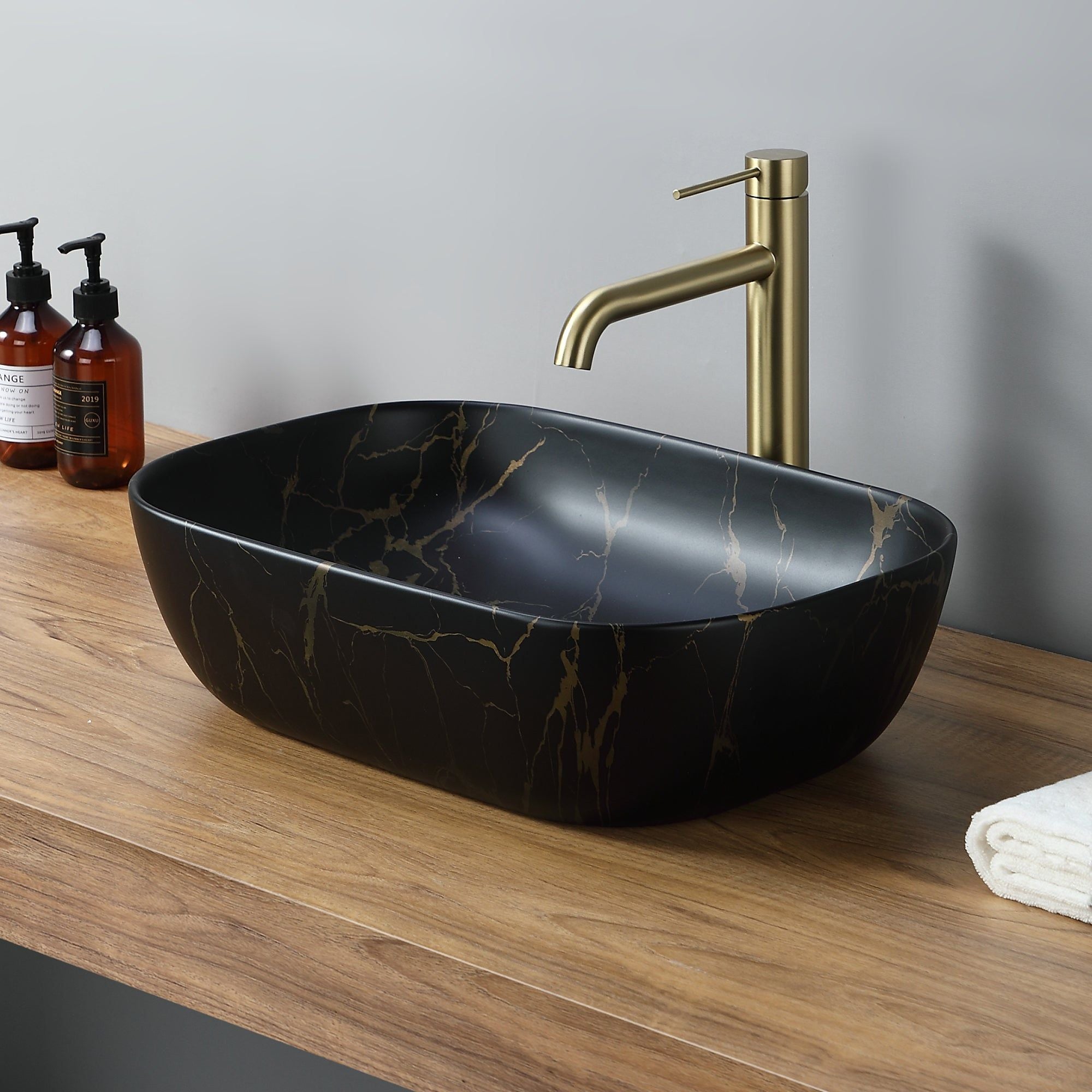 Lavabo rectangulaire effet volcanique noir (46x32cm) : Vasque de salle de bain moderne avec veines de marbre doré.