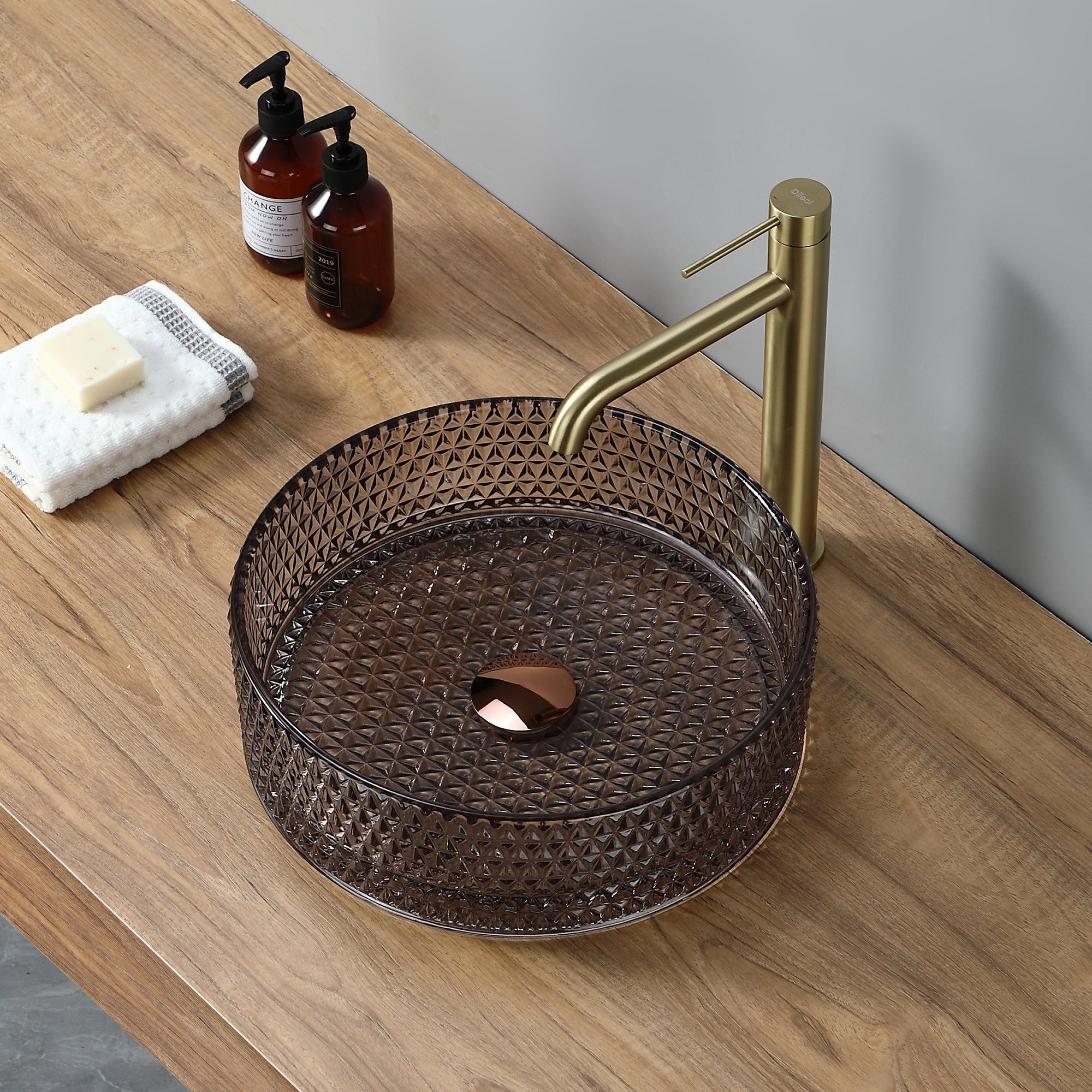 Vasque en verre marron foncé, diamètre 36 cm, à motifs géométriques. Lavabo de salle de bain moderne.