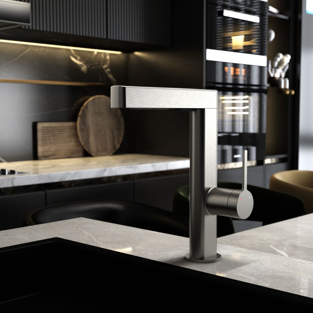 Robinet moderne multifonction gris métalisé: Élégant robinet de cuisine en métal gris, design moderne, bec haut, commande simple.