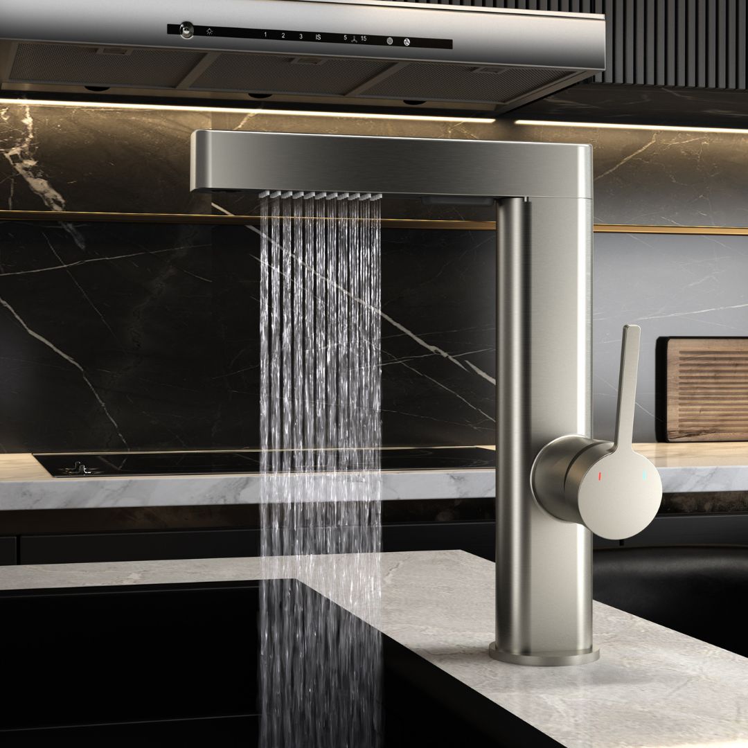 Robinet moderne multifonction gris métalisé: Élégant robinet de cuisine en métal gris avec bec à cascade et commandes intégrées.