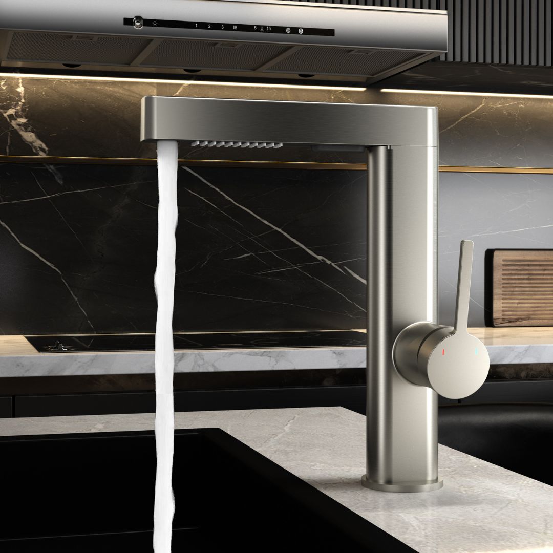 Robinet moderne multifonction gris métalisé: Élégant robinet de cuisine en métal gris, design moderne, bec haut, fonction multi-jets.