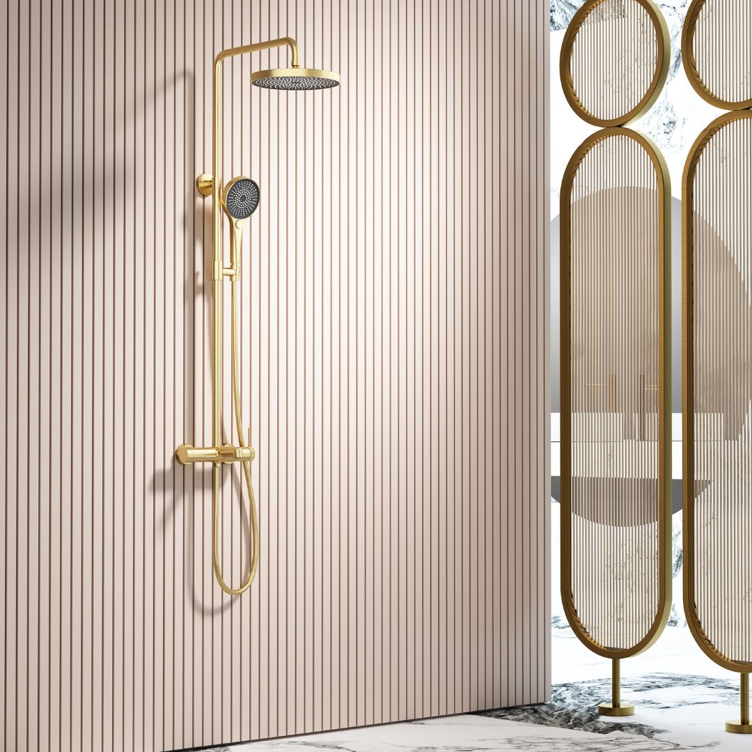 Colonne de douche 3 fonctions Gold : Système de douche élégant de couleur dorée avec pommeaux de douche de tête et à main.