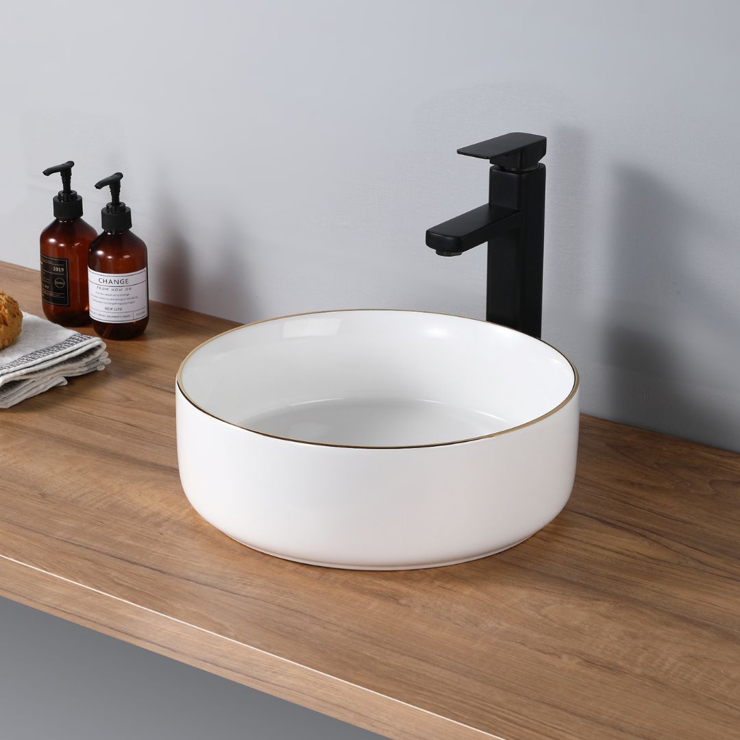 Lavabo rond blanc avec bord doré