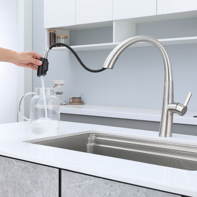 Robinet de cuisine contemporain en nickel brossé avec douchette extractible. Robinet de Cuisine Contemporain – Nickel Brossé/Chrome.