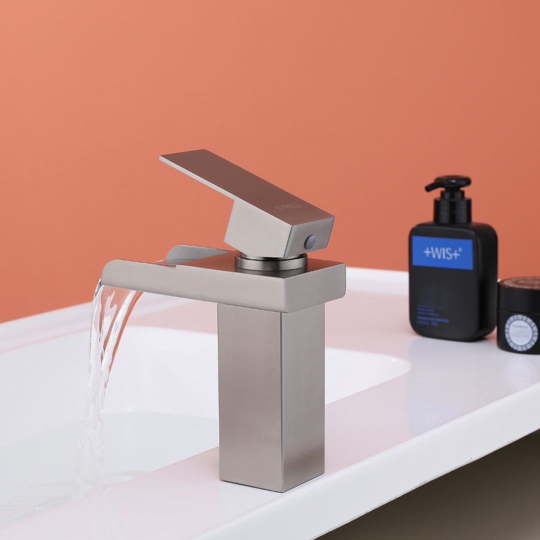 Robinet de salle de bain cascade en nickel brossé : design moderne et élégant avec bec cascade. Idéal pour les salles de bain contemporaines.