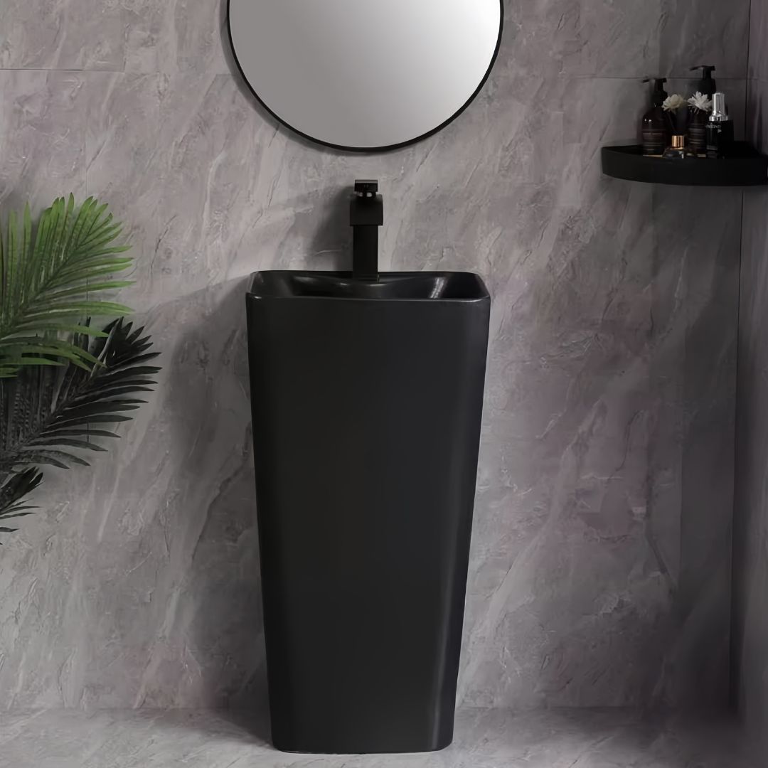 Lavabo Totem Noir Rectangulaire et Fin: Sleek black rectangular pedestal sink, modern bathroom vanity