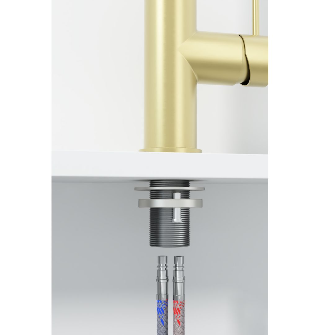 Robinet de cuisine doré avec douchette extractible, montrant les détails d'installation, y compris le support de montage et les conduites d'alimentation en eau.