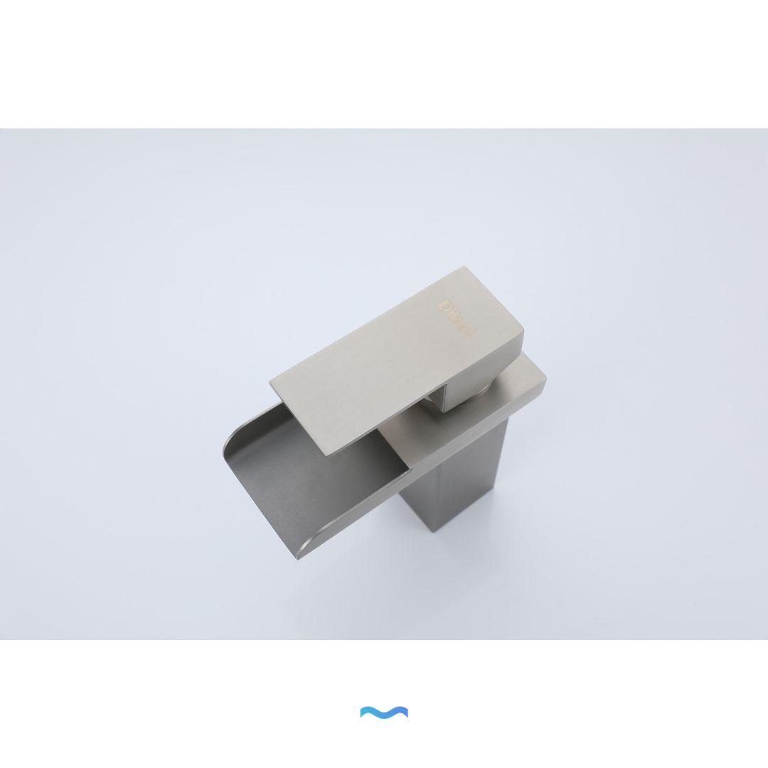 Brushed nickel waterfall bathroom faucet, contemporary design. Robinet cascade pour salle de bain