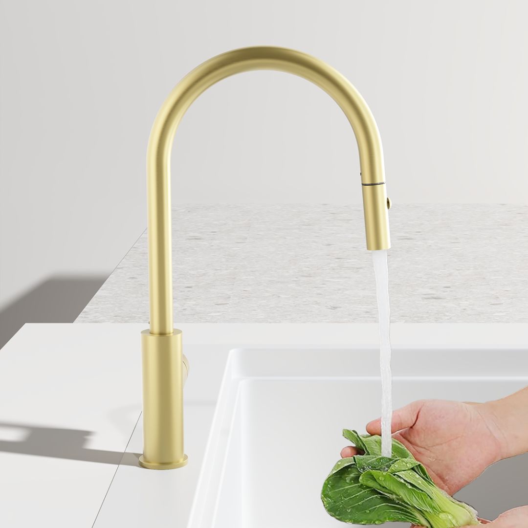 Robinet de cuisine doré avec douchette extractible, idéal pour les cuisines modernes. Design élégant et arqué.