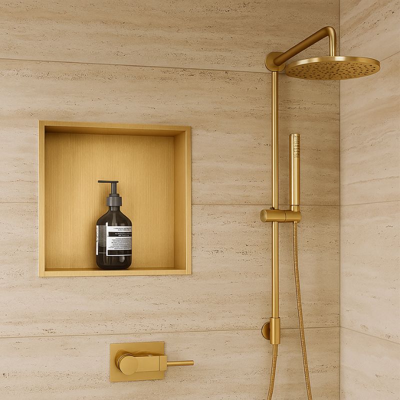 Niche de douche encastrée dorée 30 x 30 x 12 cm, idéale pour ranger savon et shampoing. Comprend un système de douche doré assorti.