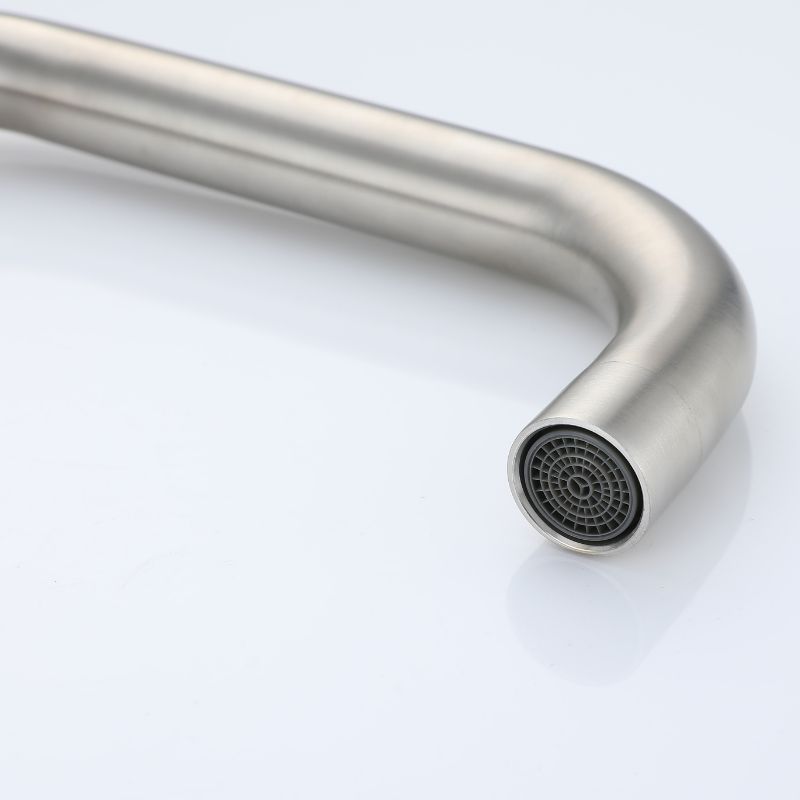 Robinet de cuisine en nickel brossé avec bec incurvé moderne et aérateur gris foncé. Design intemporel.