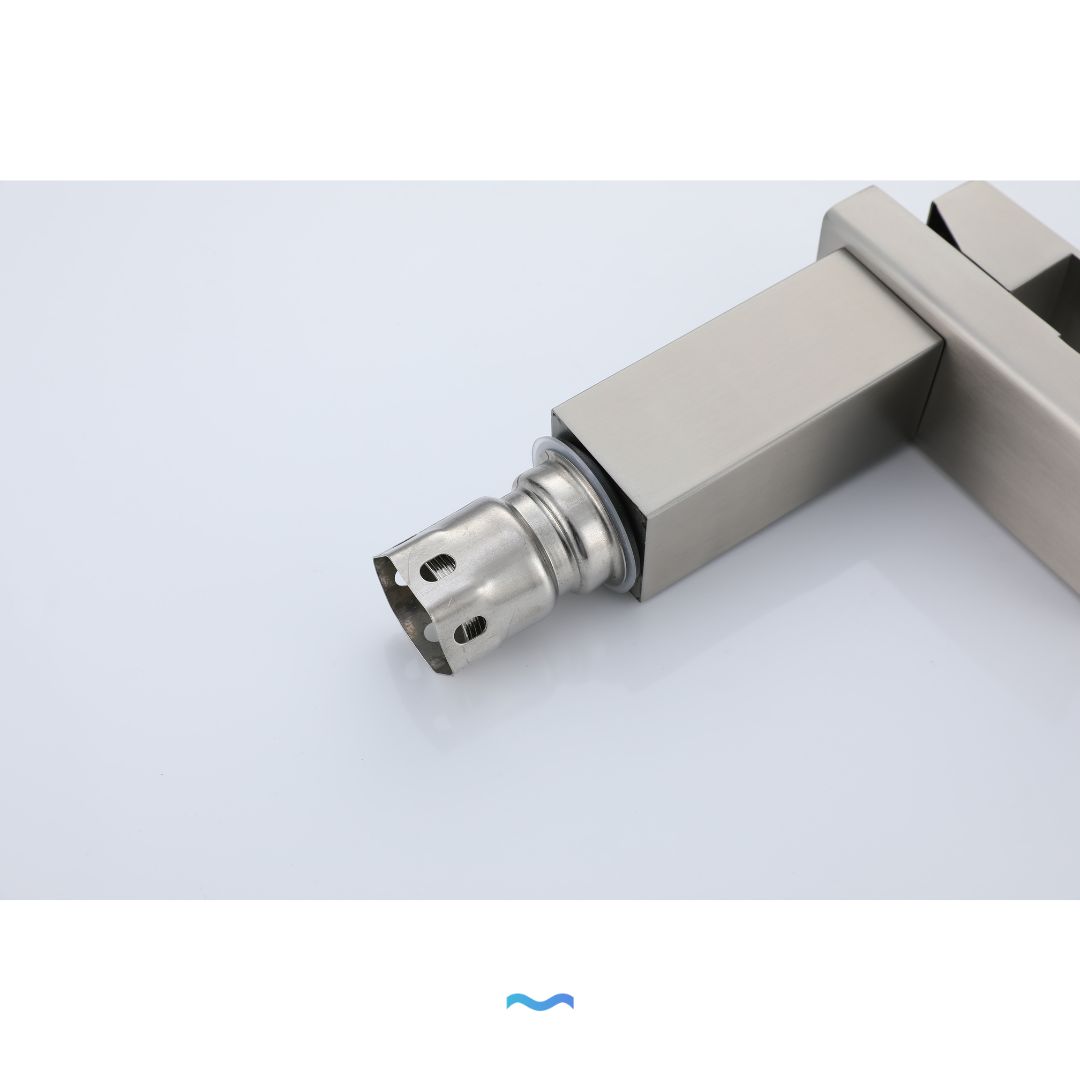 Robinet cascade pour salle de bain : Détail du robinet de salle de bain cascade en nickel brossé, montrant le raccord de connexion et le joint en caoutchouc.