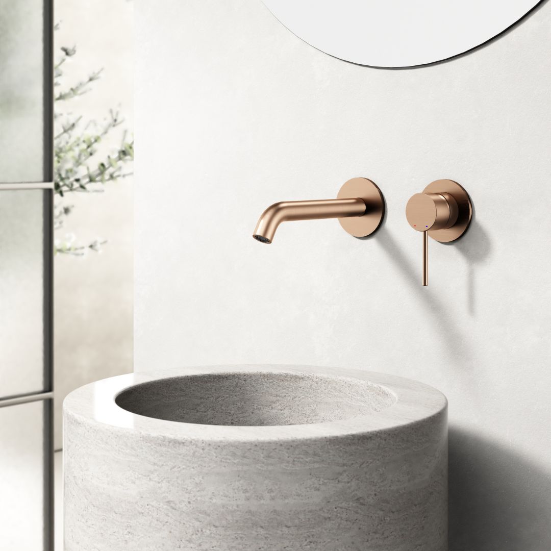 Robinet thermostatique mural en cuivre au design épuré et moderne. Idéal pour les salles de bains contemporaines.