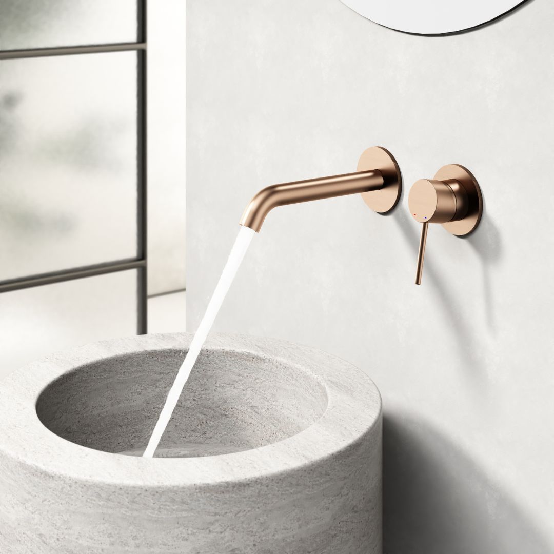 Robinet thermostatique mural en cuivre avec poignées séparées pour eau chaude et froide, design minimaliste moderne.