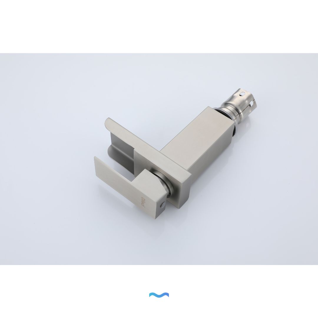 Robinet de salle de bain cascade en nickel brossé : design moderne et contemporain, poignée unique, installation facile.